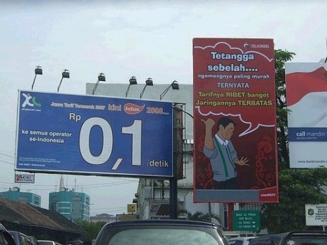 Contoh Perang Iklan XL vs Telkomsel di billboard Medan